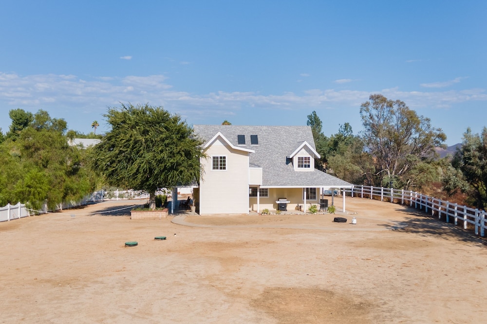 Wine Country Retreat Gorgeous Views Minutes to Wineries