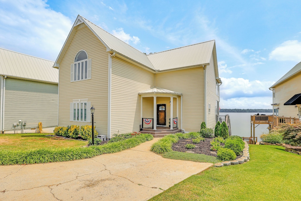 Waterfront Bliss: Wheeler Lake Retreat w/ Dock!