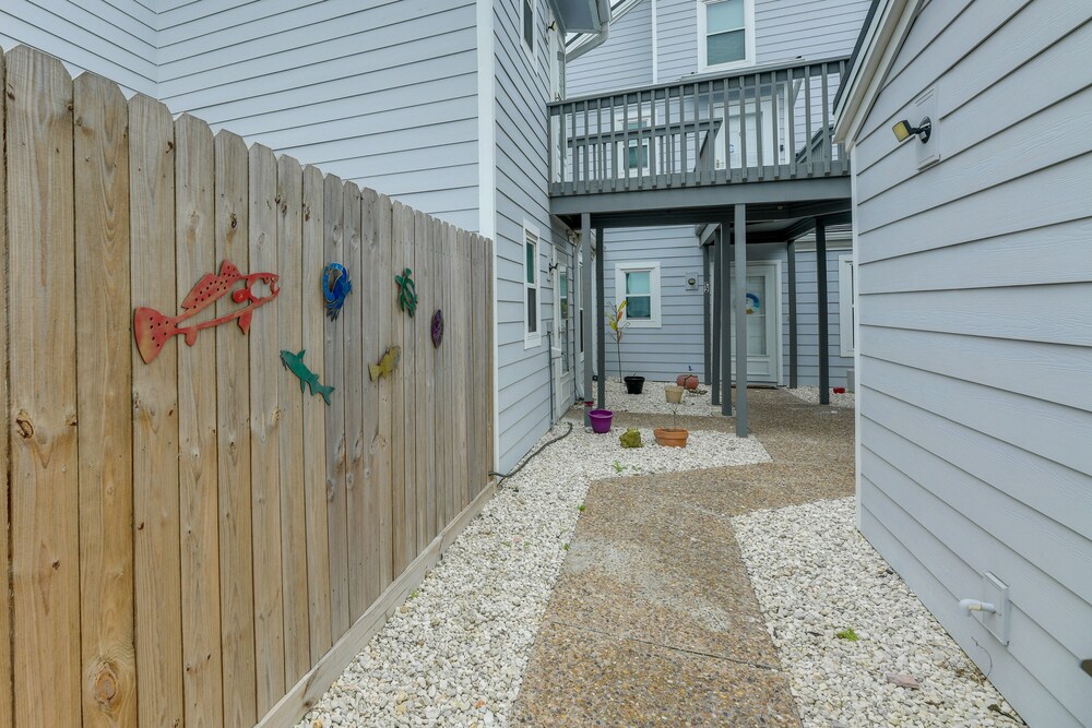 Rockport Condo ~ 6 Mi to Rockport Beach Park! view 3