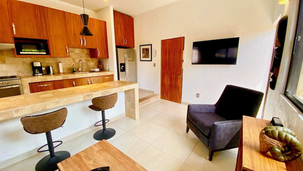 Ajijic 1 Bedroom Guesthouse -walk To Everything -patio -bikes - Pickleball Court