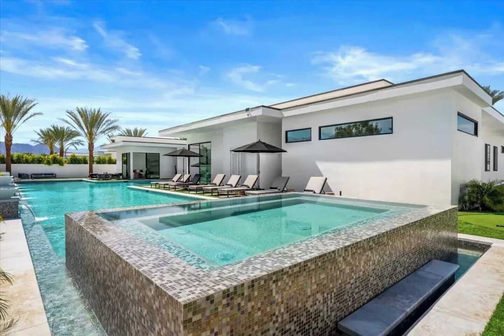 Sleeps 20 7-bedroom Villa w/ Pool, Putting Green & Hot Tub Bravo Villa #11 by Avantstay