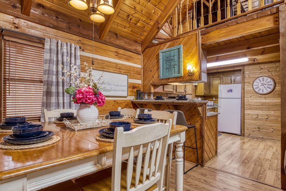 Fantastic Pet Friendly Cabin Hot Tub Fire Pit
