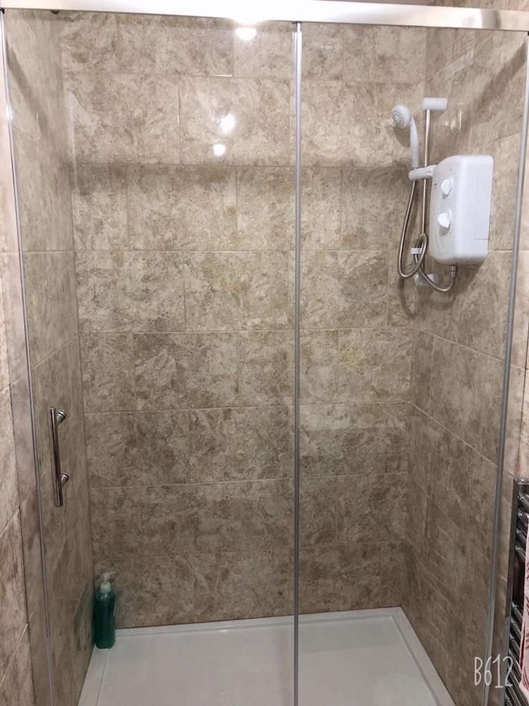 Two bedrooms self-contained flat with Free Parking - Flat 2