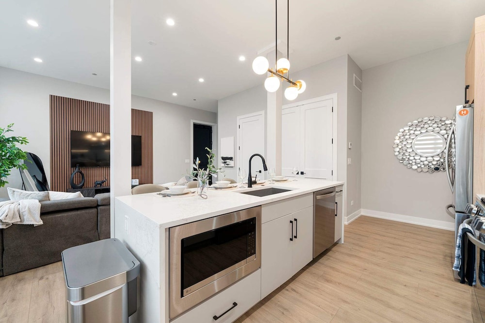 Spacious Bright Modern New Unit in Tri Taylor
