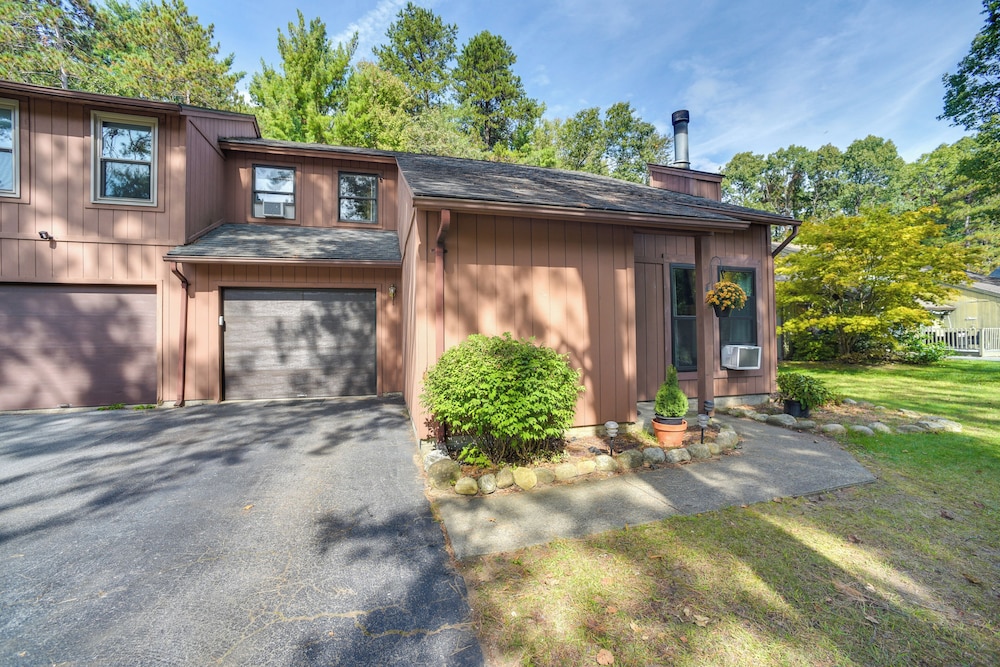 9 Mi to Saratoga Racetrack: Townhome w/ Bicycles! view 5