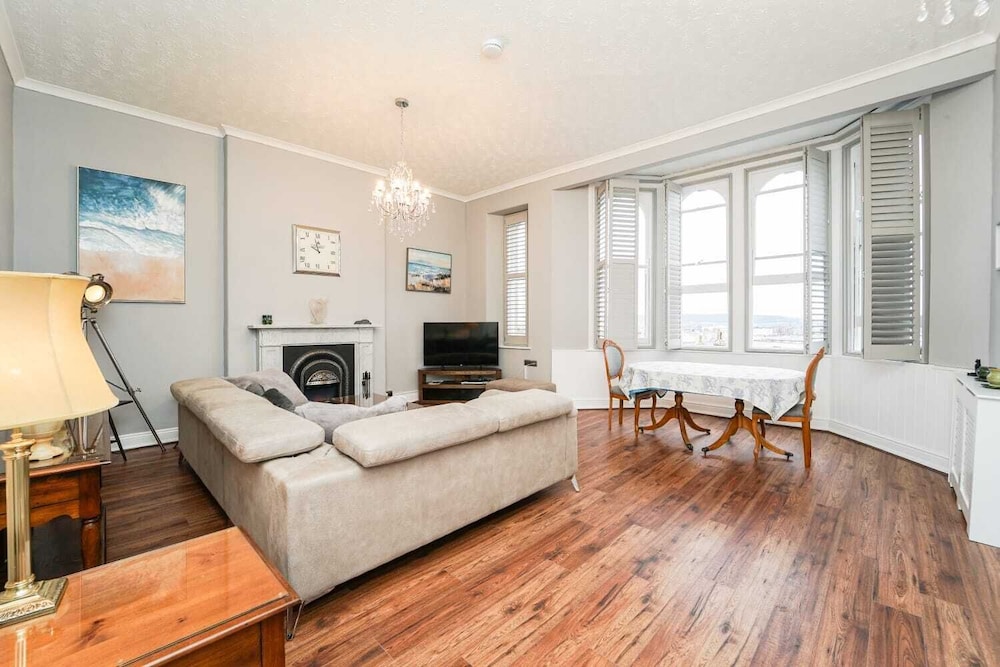 Stunning 2-bed Apartment in Weston-super-mare view 3
