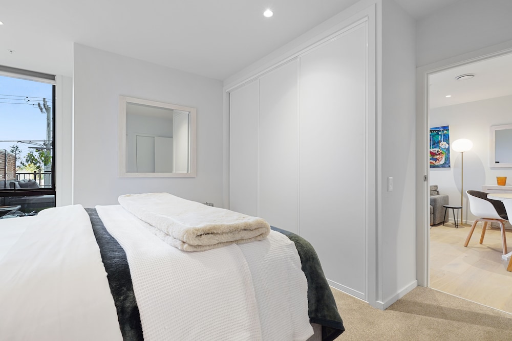 Groovy Apt Close to Onehunga Mall Centre view 3
