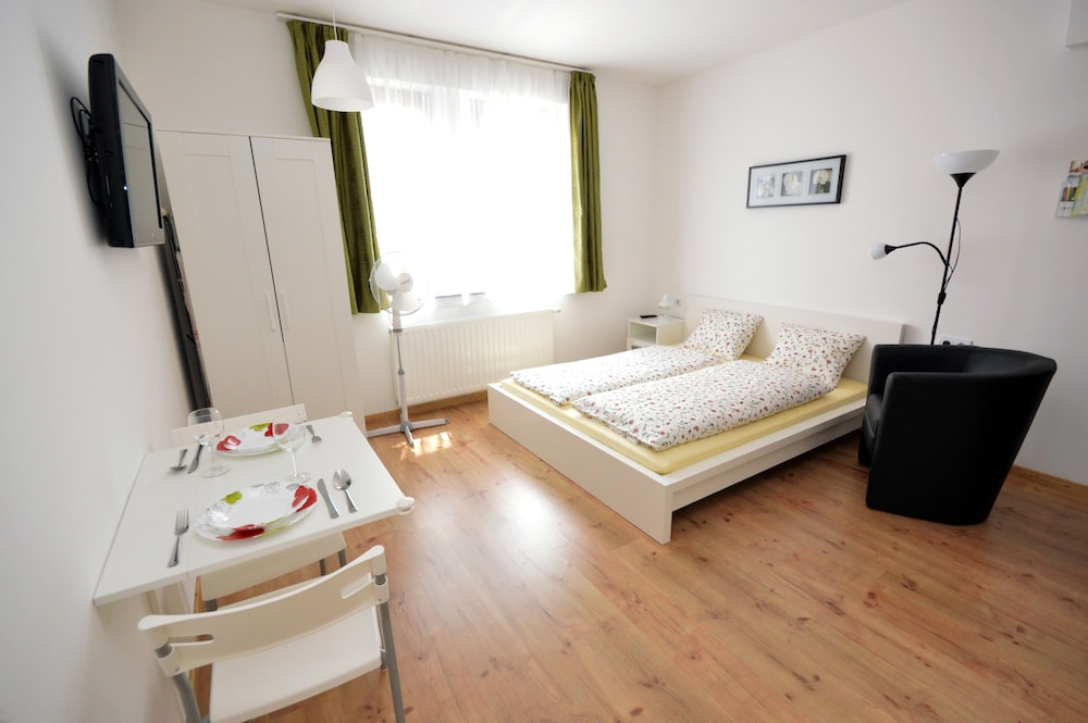 Toldi Apartments