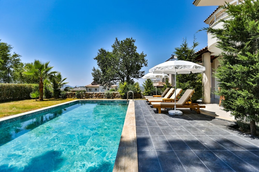 Hanel Life Royal Villas Aqualettings view 3