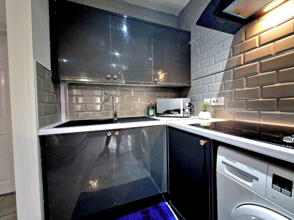 Seaside Escape - Sleeps 4 - Pets Ok - Free Parking