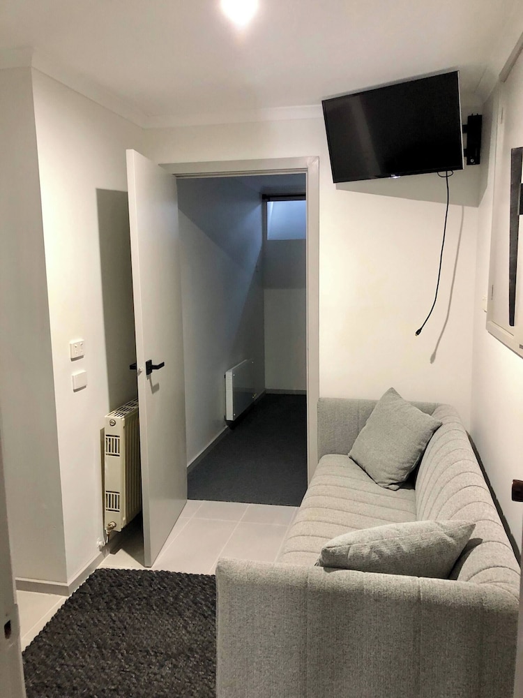 24 Hotham 3 Bedroom Renovated Apartment