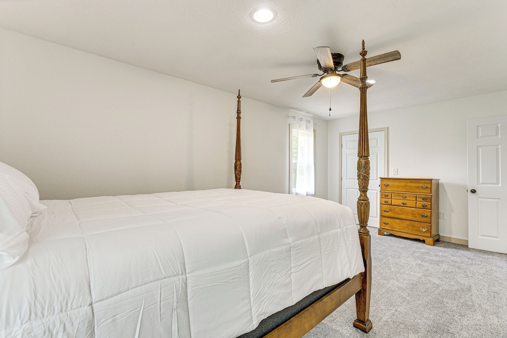 14 Mi to Dtwn: Secluded Stay in Murphy!