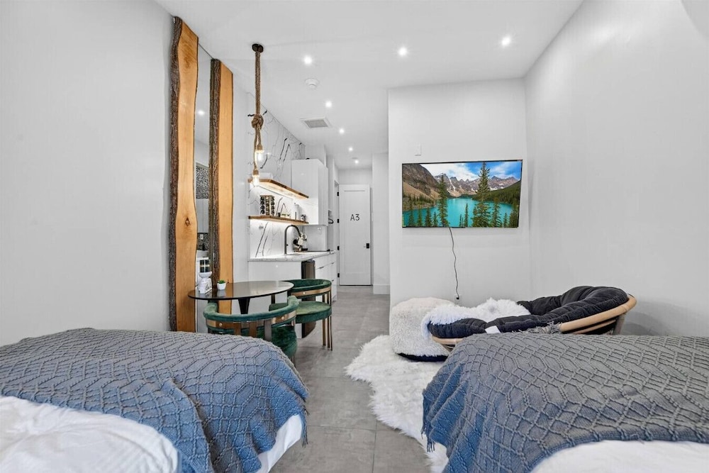 Cozy Modern Studio Near Lake Porch Fire Pit