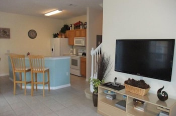 4br, 3ba T/home W/ Screened-in Heated Pool 4 Bedroom Townhouse by Redawning view 2
