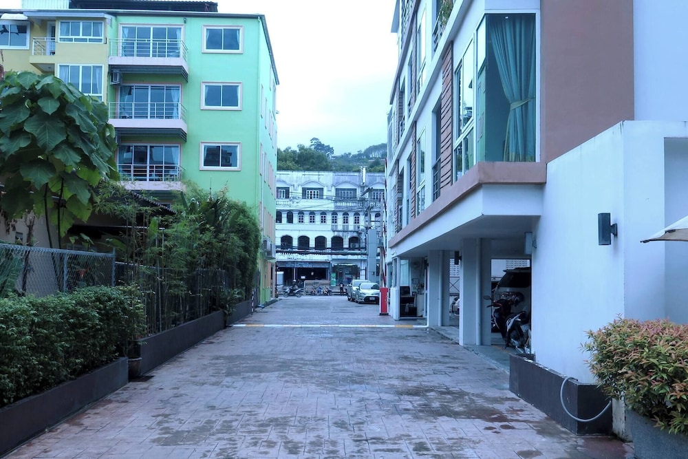 6-26 - 1 Bdr Condo With Balcony and Shared Pool
