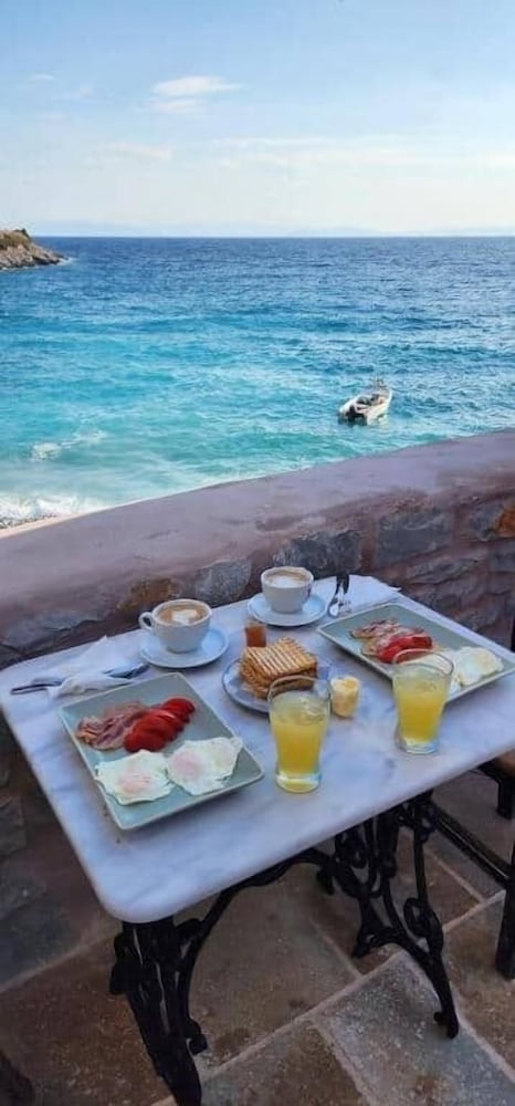 Arapis Rooms & Suites