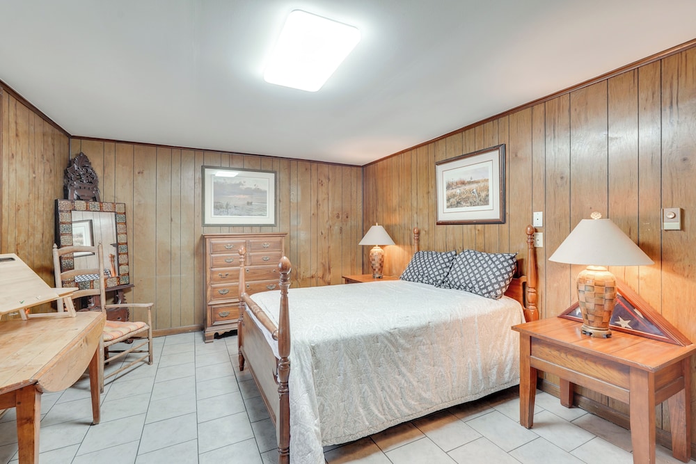 4 Mi to Uptown! Quiet Greenwood Stay w/ Patio