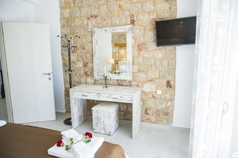 Haraki Stone Apartments
