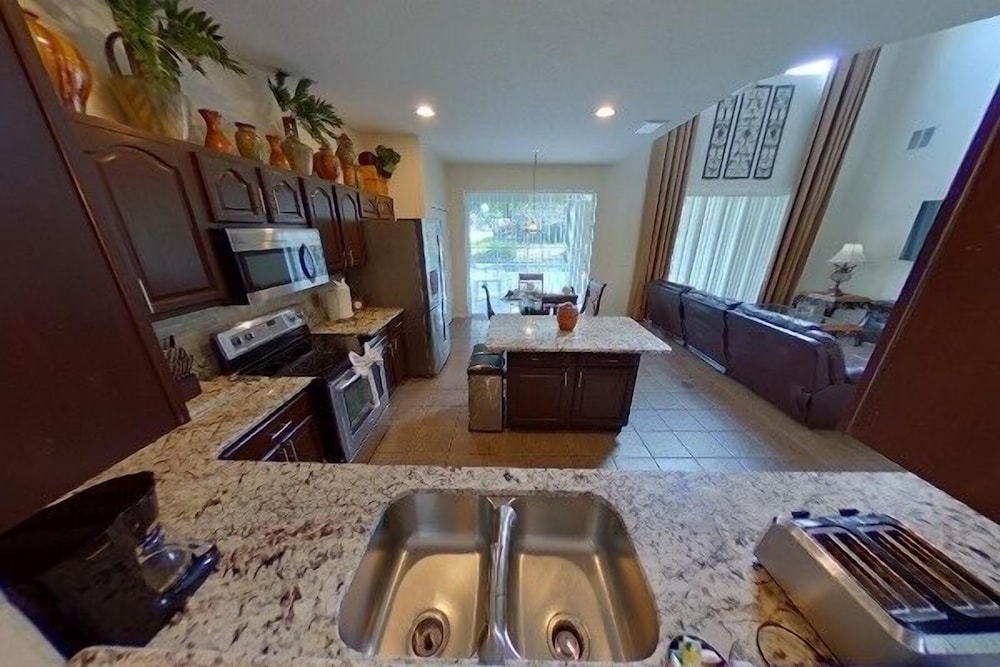 6 Bed 5.5 Bath Mins Away From Disney In Gated Comm 6 Bedroom Villa by Redawning - Image 3