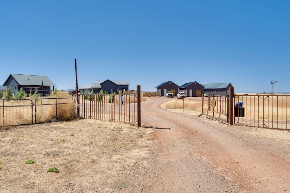 Walk to Wineries: Elgin Wine Country Retreat!