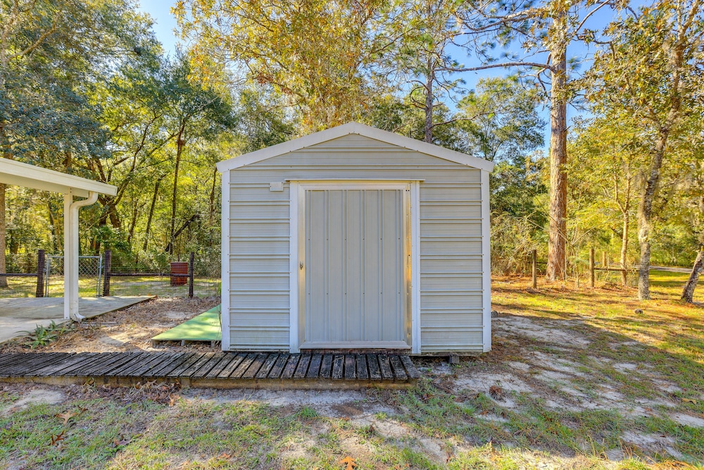 Williston Home w/ Yard: 6 Mi to Devils Den Spring view 5