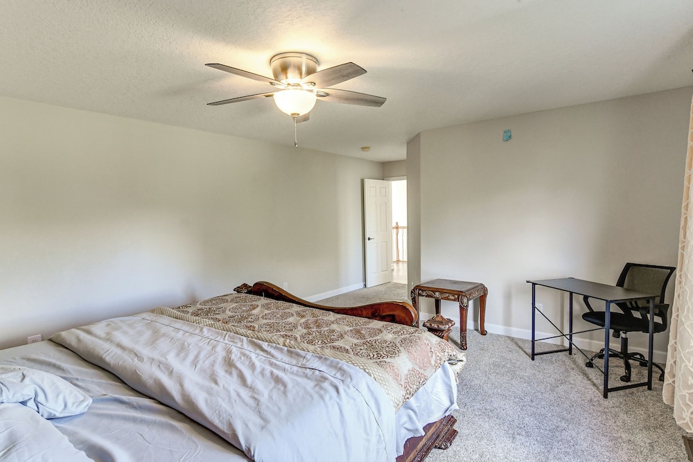 Des Moines Suburb Stay w/ Spacious Layout & Deck!