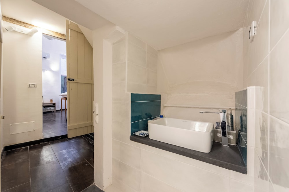 Excellent 2-bed flat in Genoa's Old Town