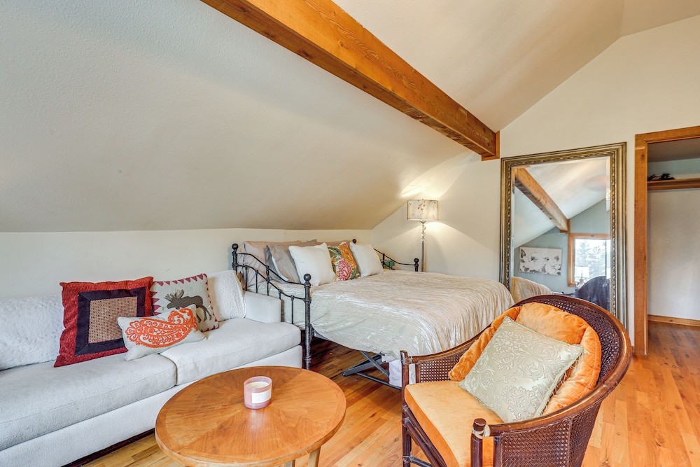 Walk to Ren Fest: Larkspur Farmhouse Hideaway