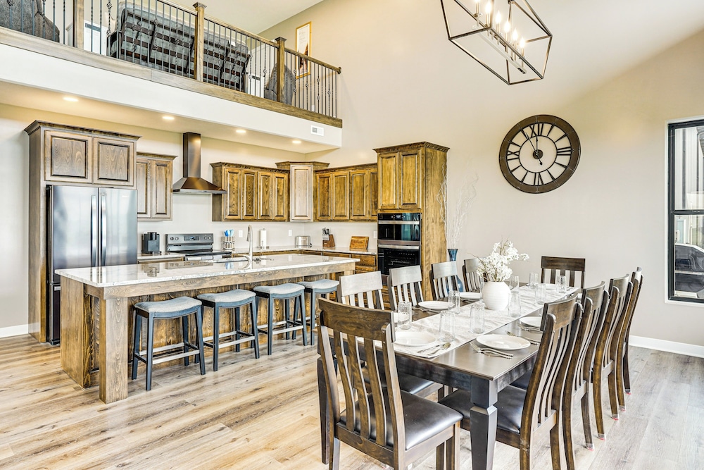 2 Mi to Lewis and Clark Lake: Spacious Getaway