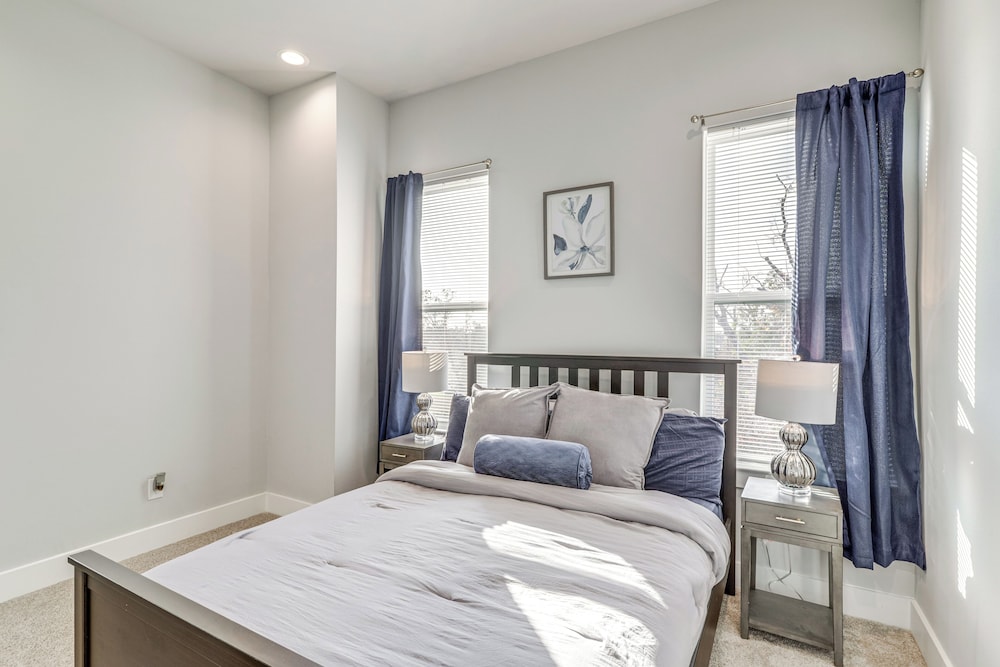 Close to Restaurants: Houston Haven w/ Balcony!