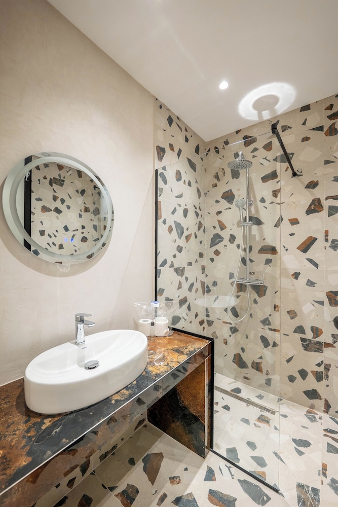 Tirent Apartment-Modern 1-Bedroom Stay Near Liqeni i Thatë