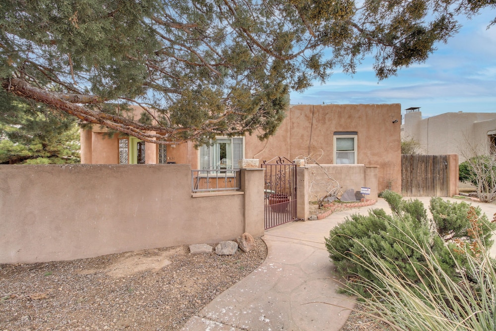 Albuquerque Home w/ Patio < 1 Mile to Nob Hill! in Albuquerque, US