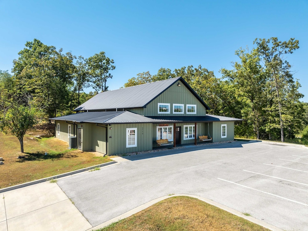 8-bedroom Branson Retreat Hot Tub Porch Swings view 3