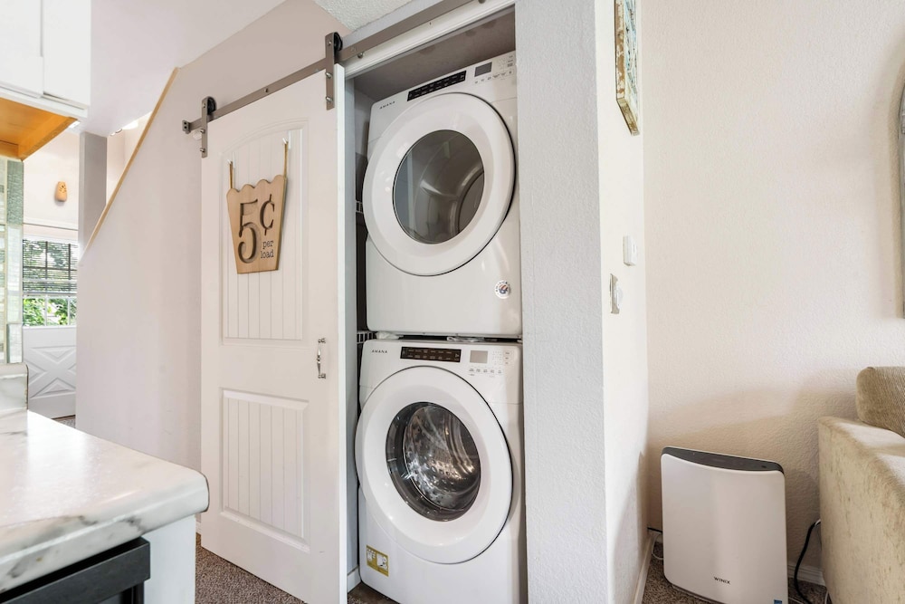 Warm Welcome Getaway Resort Stay for 6 With Amenities Near Downtown