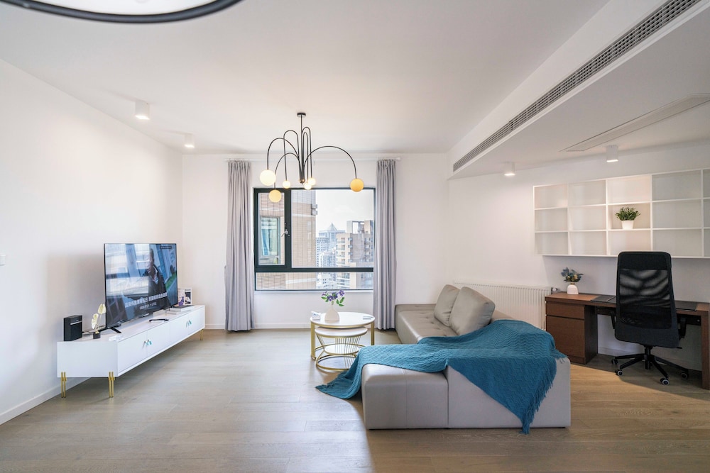 Tyms Elegant 4BR 2BA Apt in Xujiahui