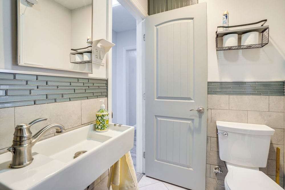 2 Mi to Cal State Long Beach: Bungalow w/ Hot Tub!