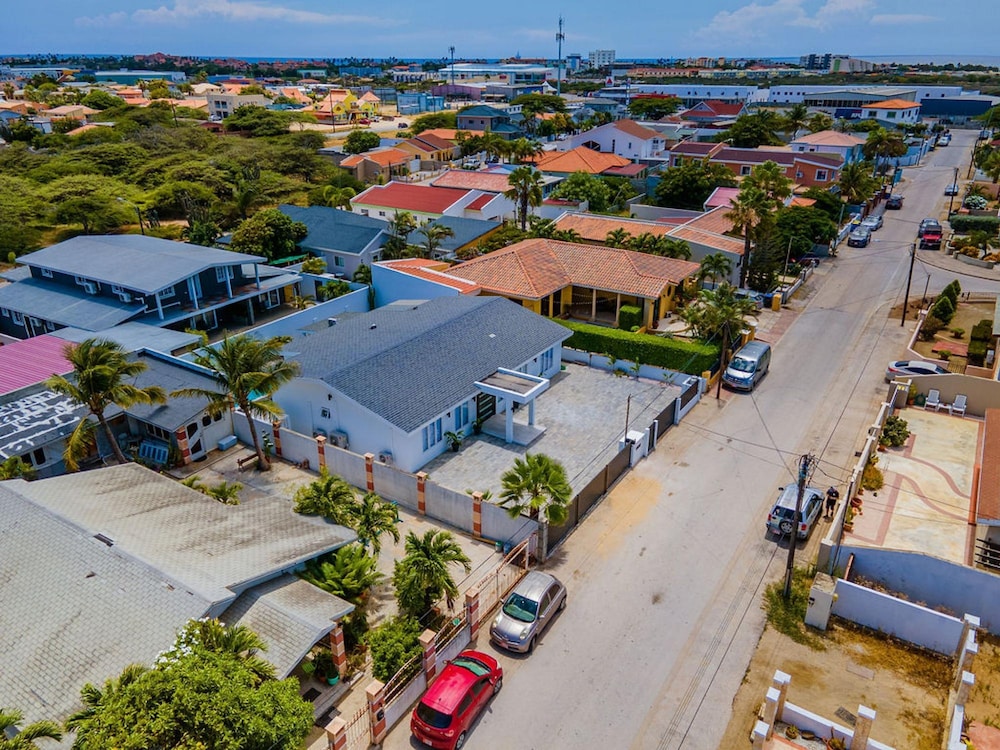 NEW 5BR Villa w Privatepool 3min to Eagle Beach