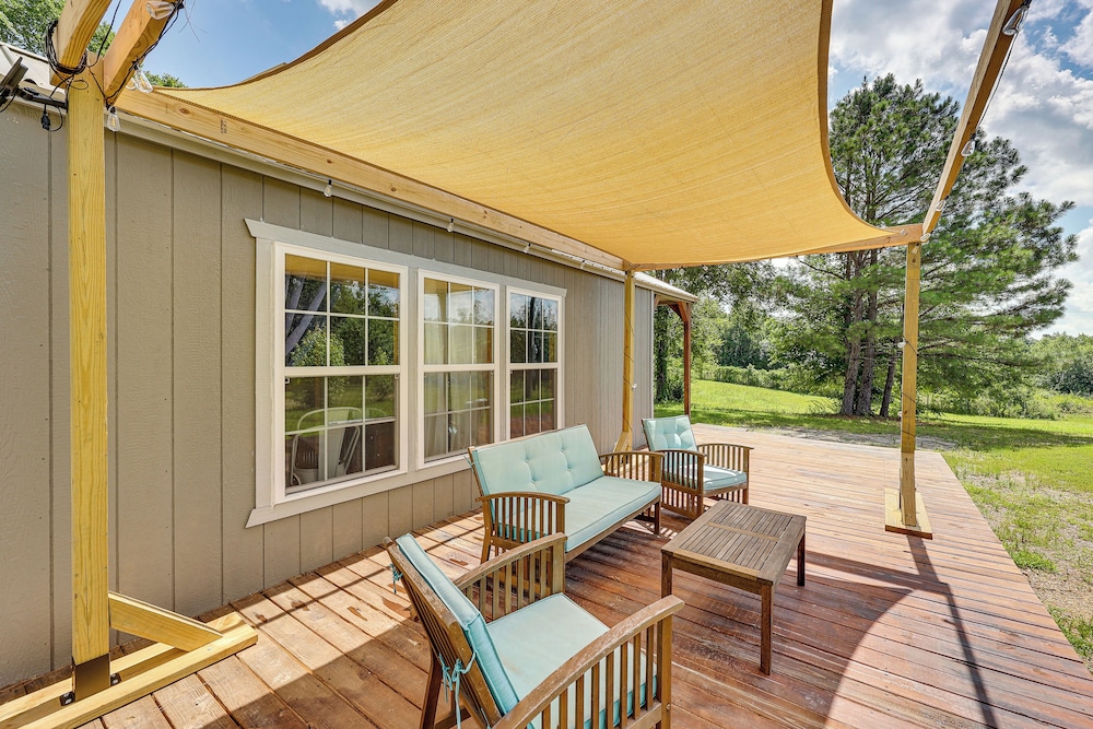 5 Mi to Lake Ouachita: Peaceful Cabin Retreat