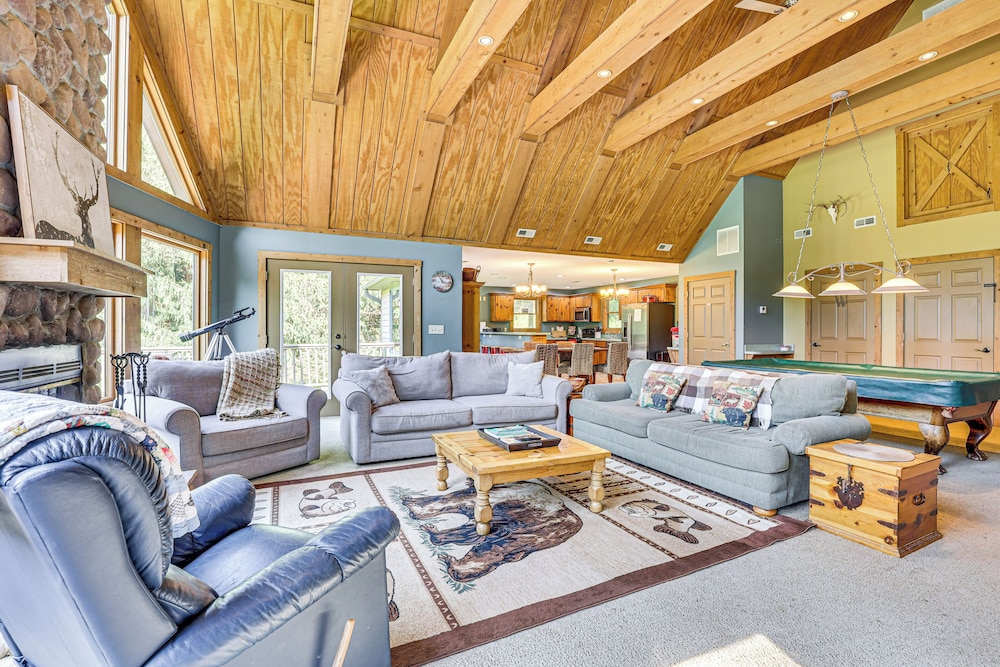 23 Mi to Mohican SP: Group-ready Lodge w/ Hot Tub