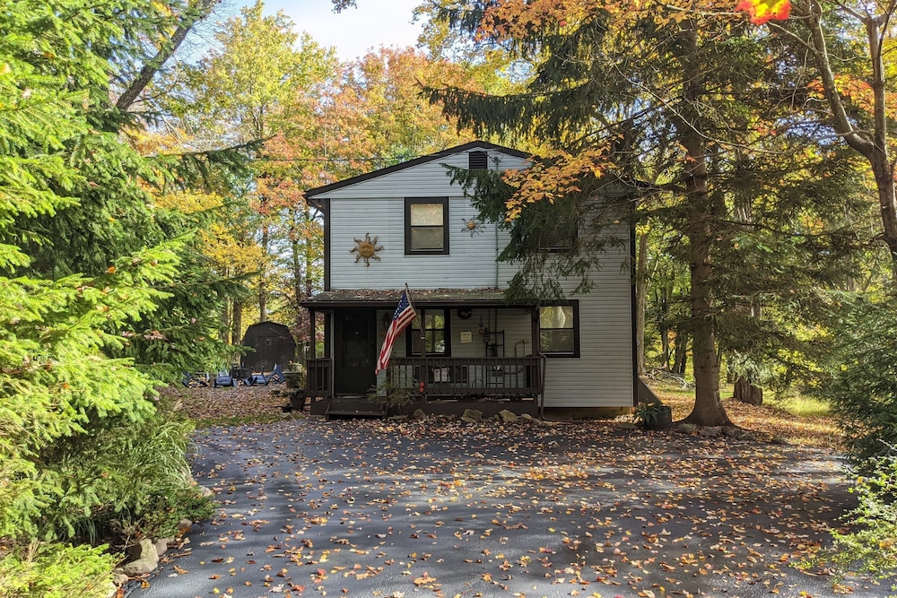 Harmony Cottage by Avantstay Lake Access, Hot Tub, Fire Pit, & Game Room view 4