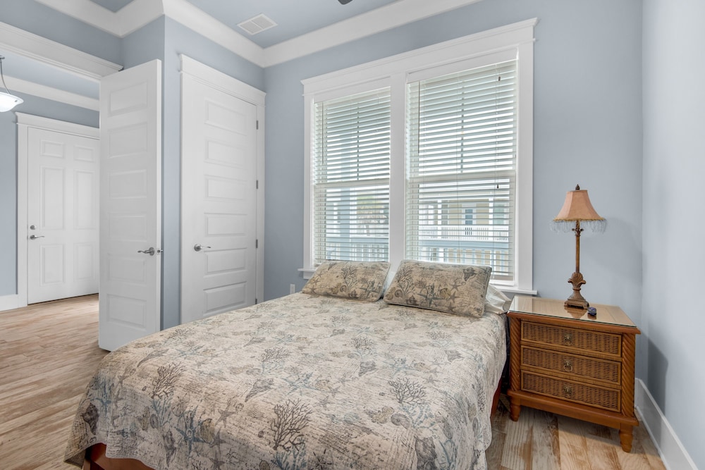 Daydream Beach 4 Bedroom Home by RedAwning view 3