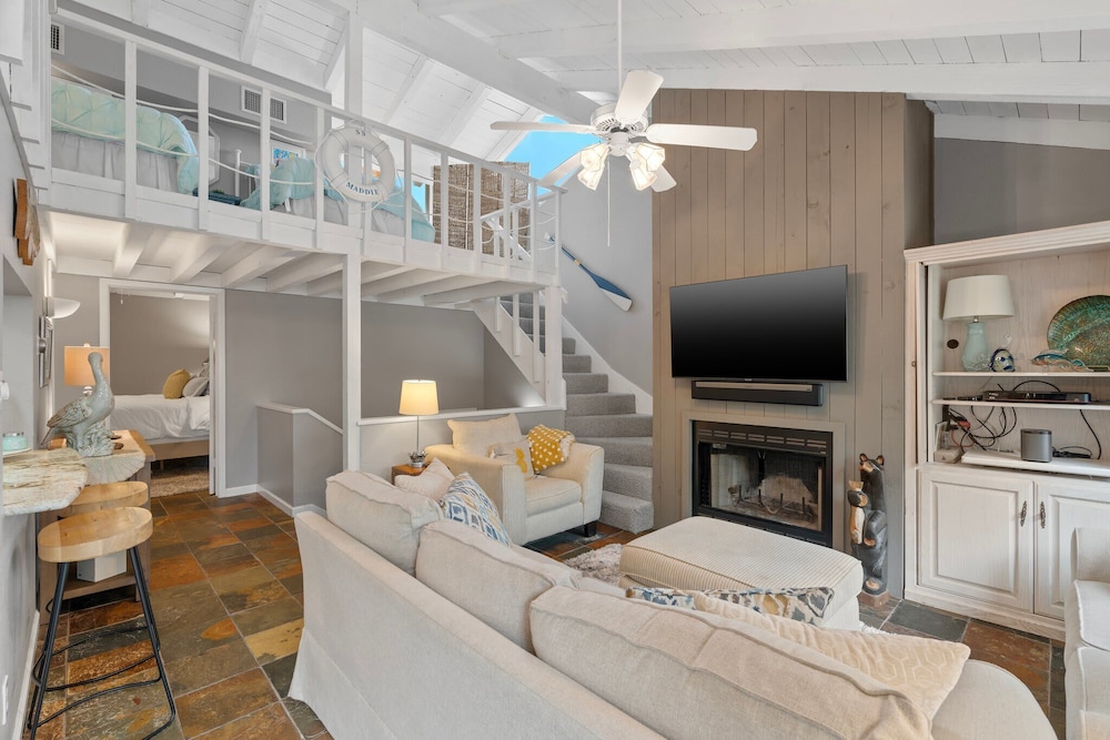 Lakeside Condo Retreat in Horseshoe Bay