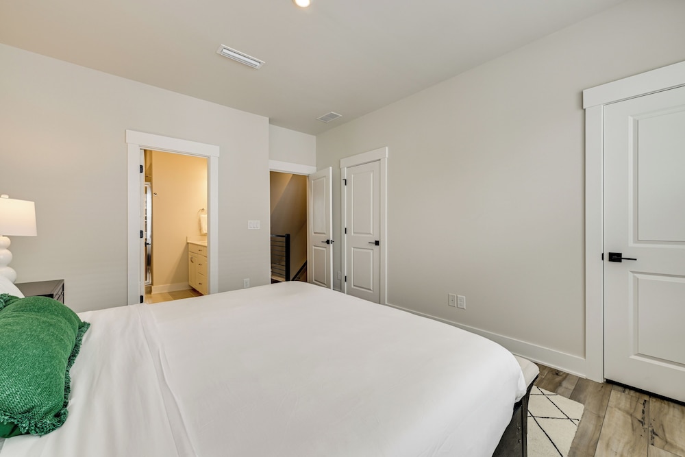 2 Mi to Uptown Charlotte: Family Townhome!