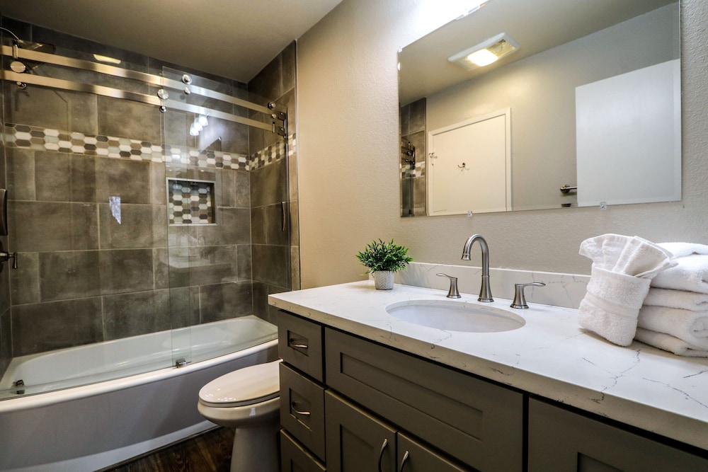 La Residence V S02 Remodeled and Cozy, Great Complex Amenities, Quiet Forest Setting by RedAwning