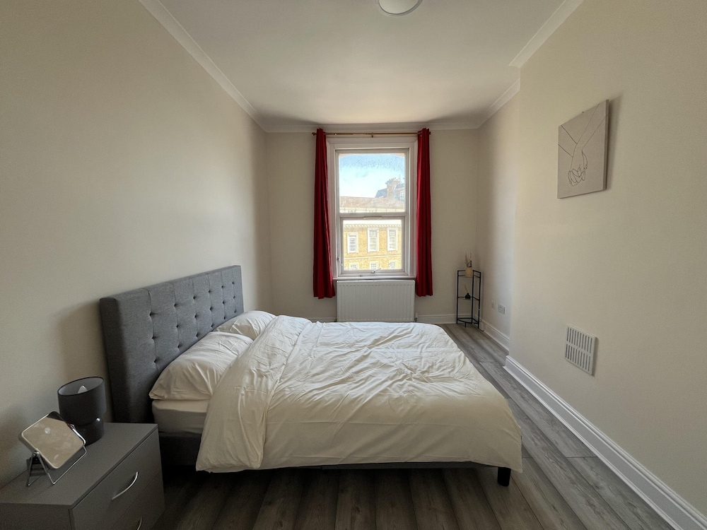 New Spacious 4 Bed Apartment in Kew Bridge view 5