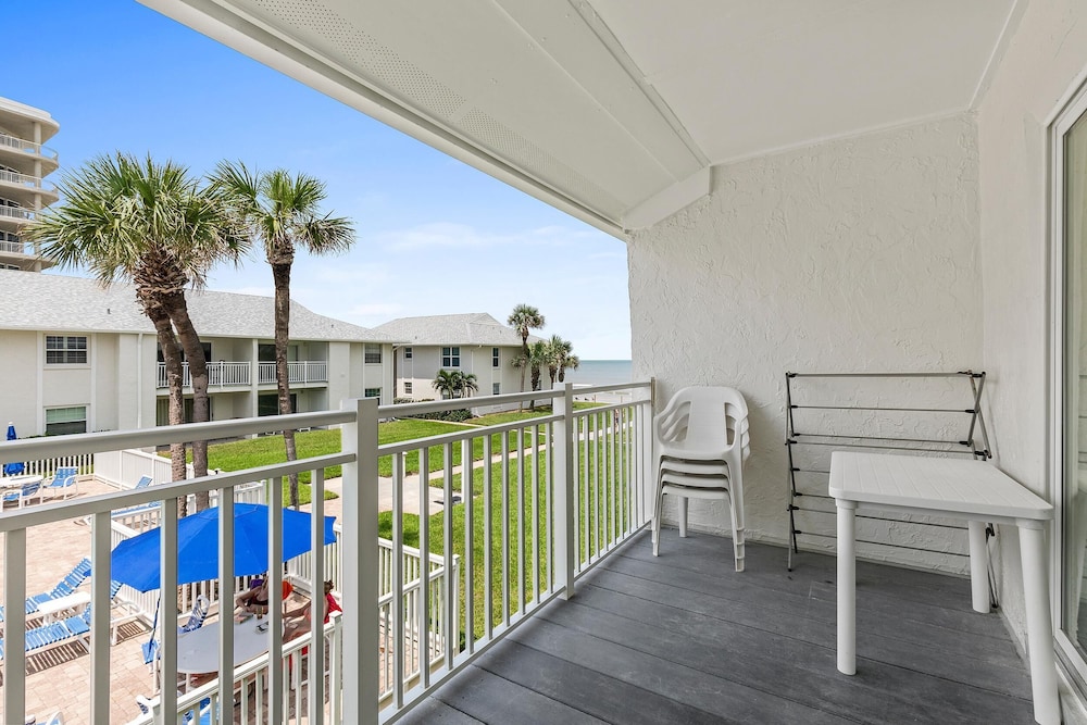 Colony Beach Club 220