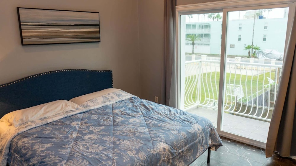 100 Steps To Beach Great Value Pool 2 Bedroom Apts