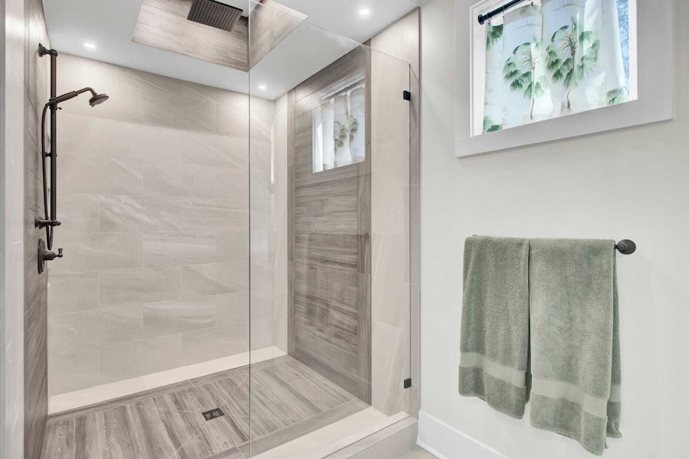 Walk to the Beach + Private Pool, Rooftop Terrace, Balcony 3602 Cameron