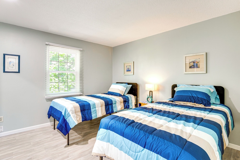 Shop, Dine & Unwind: Walkable Overland Park Home