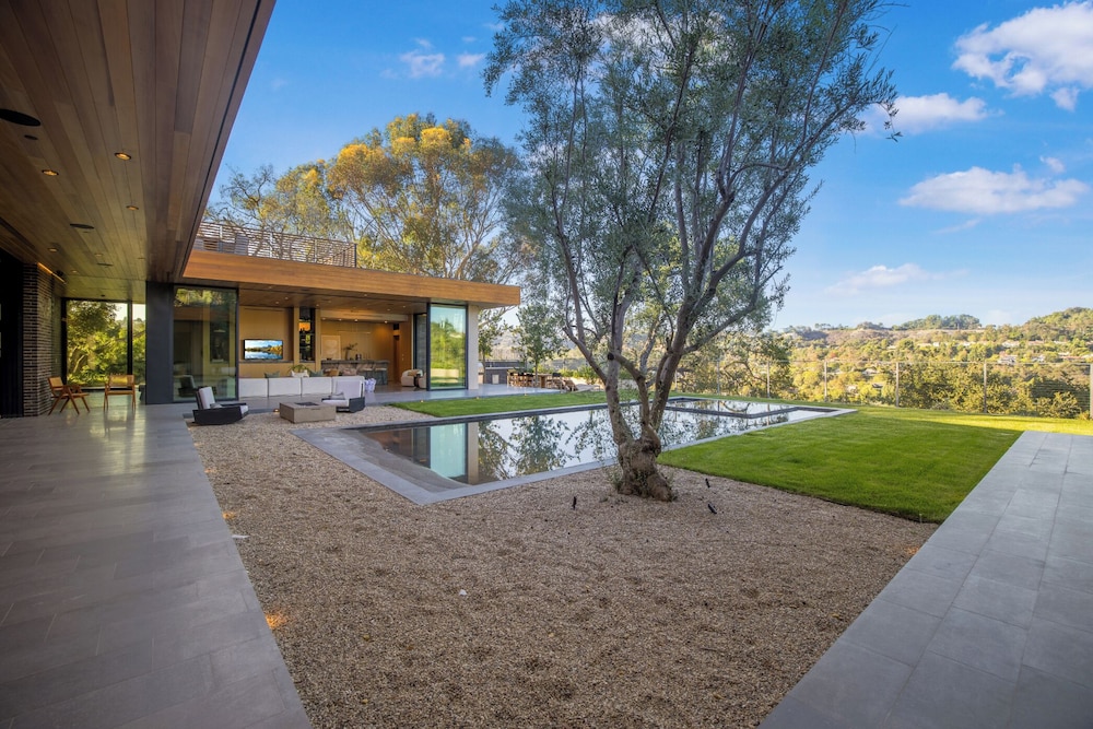 Oak Pass Manor: Indoor-outdoor Luxury With Pool, Sauna & Panoramic Views